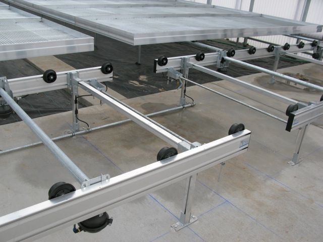 Palletized bench system for plant handling in the greenhouse.